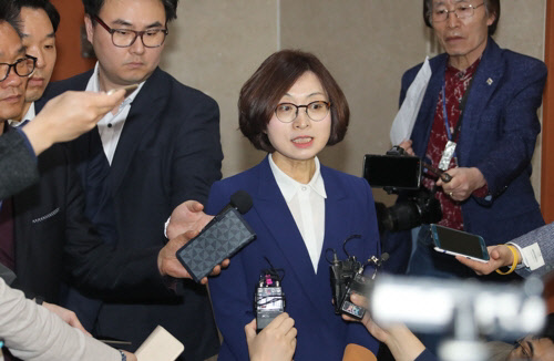 은수미 성남시장 예비후보가 4일 국회 정론관에서 성남시장선거 출마 선언 기자회견을 마치고 기자들의 질문에 답하고 있다.  /연합뉴스